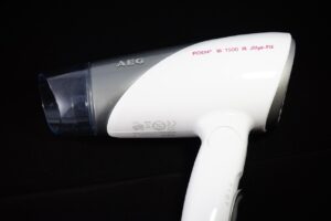 ヘアオイルをドライヤー直後に使うべき理由とは？