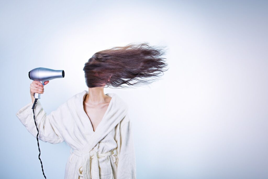 ヘアオイルに含まれるシリコーンとジメチコンの役割は何ですか？
